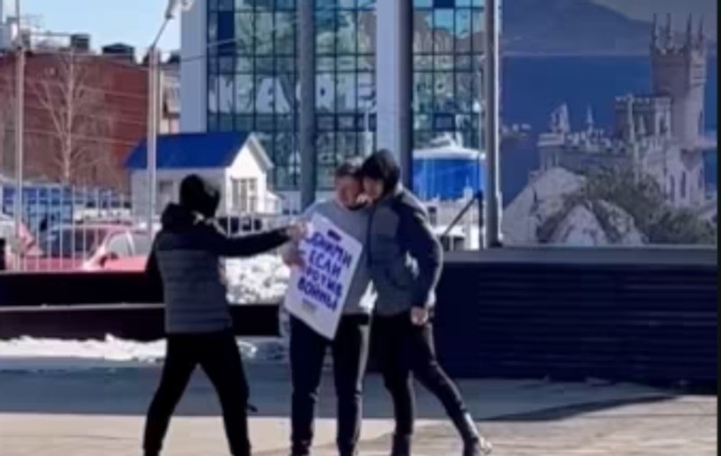 „Îmbrățișează-mă dacă ești contra războiului”. Pentru acest mesaj scris pe un afiș, un tânăr din Ijevsk este cercetat pentru discreditarea armatei ruse