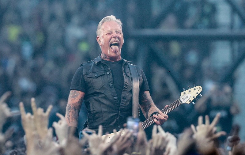 James Hetfield, surprins pe străzile din București înainte de concertul Metallica. Solistul trupei a vizitat un anticariat și a ieșit la cină cu logodnica sa
