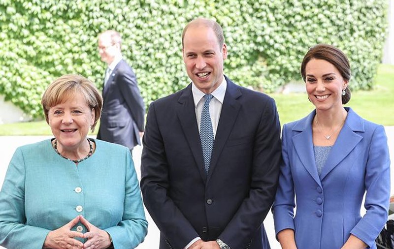 FOTO & VIDEO | Prințul William și Kate Middleton s-au întâlnit cu Angela Merkel. Totuși, copiii familiei regale au captat atenția tuturor, încă de la aeroport