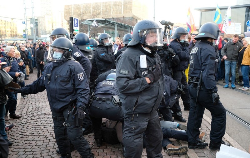 Cel puțin 24 de arestări la Leipzig, după ce manifestanții contra restricțiilor au încercat să rupă cordonul poliției