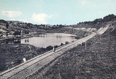 Linia de cale ferată ce trece pe lângă Lacul Curiacul