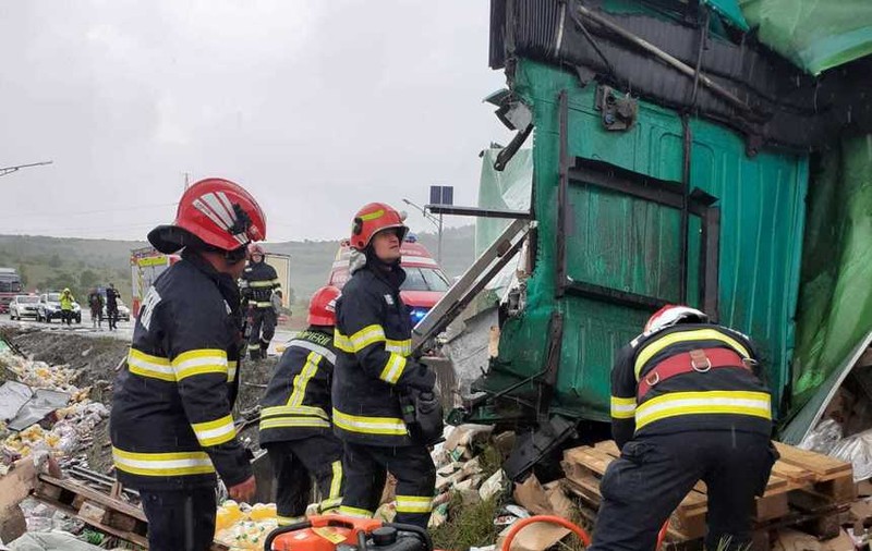 Un TIR s-a răsturnat pe DN1, în județul Cluj. Șoferul, rămas încarcerat, a decedat