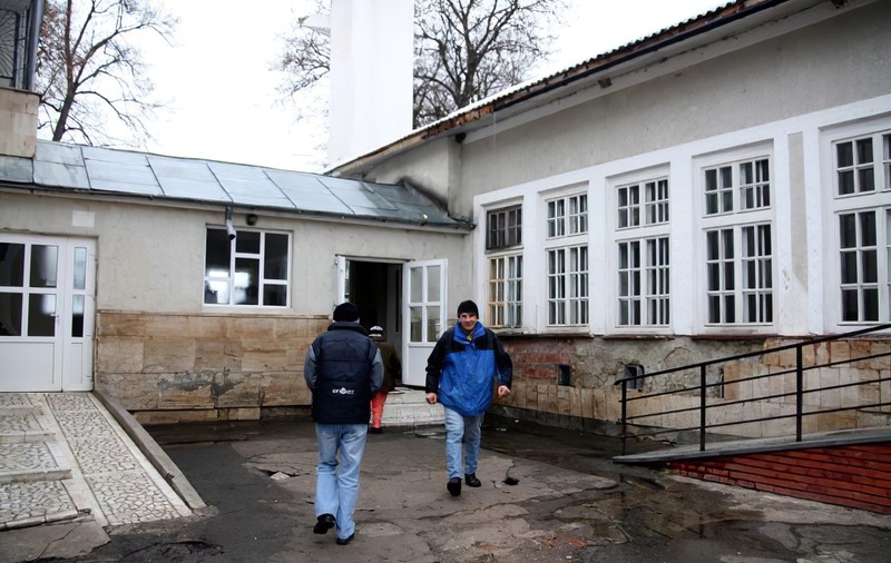 Haosul de la Centrul de Recuperare Neuropsihiatrică din Sasca, condus de nevasta primarului. 301 infectați și autoritățile își pasează răspunderea