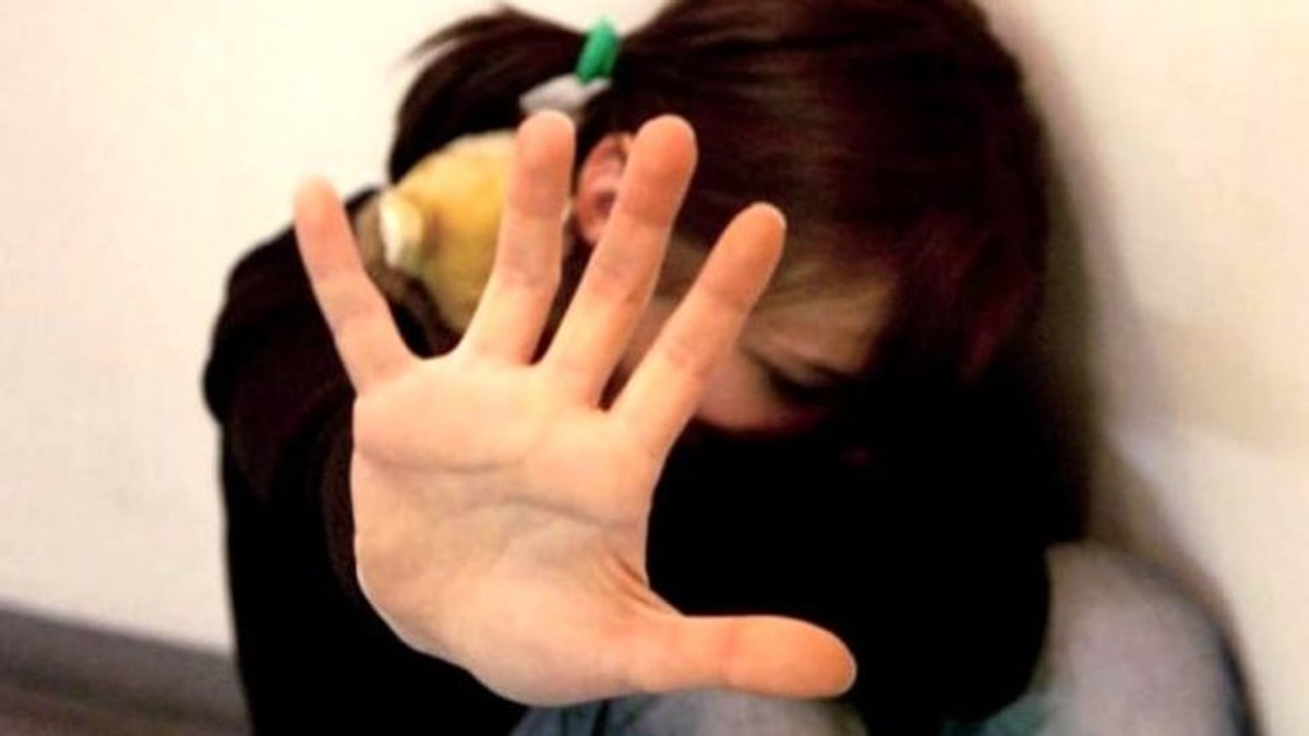 O fată de 12 ani a fost supusă la perversiuni de trei băieți. Mama copilei acuză: „Am depus plângere la poliție și nu s-a întâmplat nimic!”