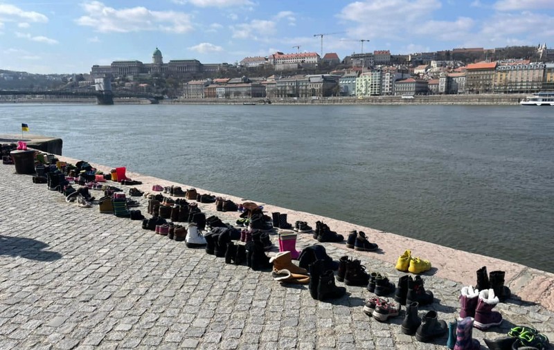 Victimele de la teatrul din Mariupol, comemorate la Budapesta. 300 de perechi de pantofi au fost așezate pe malul Dunării în memoria lor