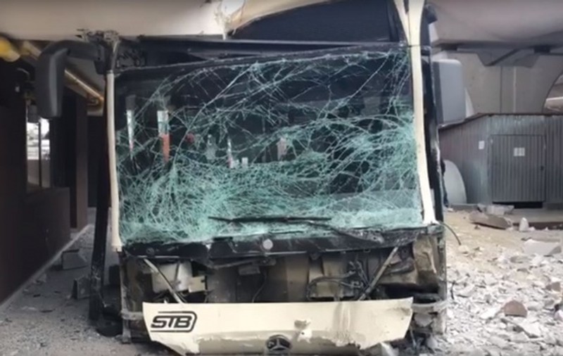 VIDEO/O cameră de supraveghere a surprins momentul în care un autobuz STB lovește mai multe mașini și se oprește într-un bloc