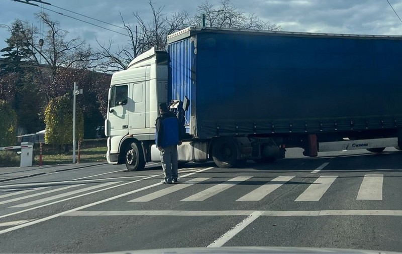 Un TIR a încercat să întoarcă în fața Universității de Vest din Timișoara și a blocat complet traficul