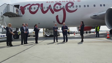 Vineri, Duncan Bureau, preşedintele Air Canada Rouge, a tăiat pamblica, în mod simbolic, de inaugurare a primului zbor transatlantic din România spre Canada