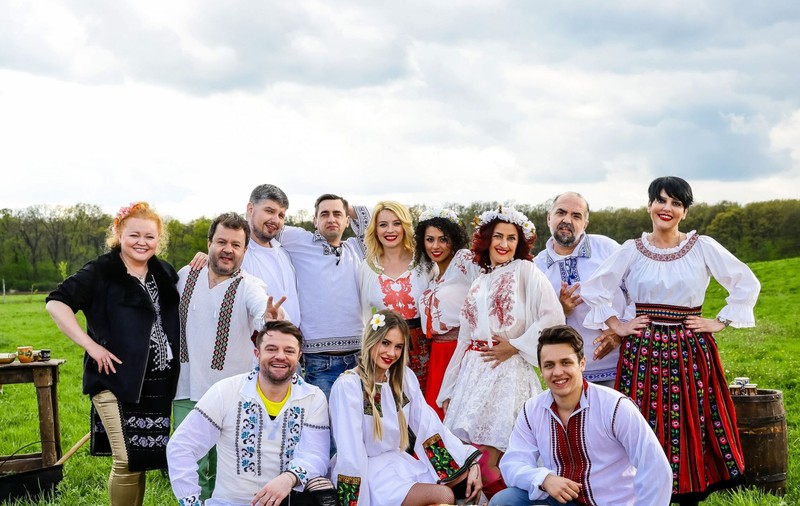 EXCLUSIV/Au asfaltat 2 km de drum ca să poată filma “Ferma vedetelor”. Echipa de producție a devenit echipa de construcție