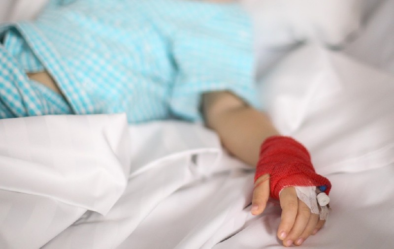 Anchete în Iași după moartea unei fetițe de 3 ani, suspectă de meningită