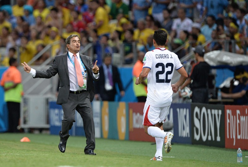 Selecţionerul Jorge Luis Pinto a dedicat fanilor costaricani victoria cu Uruguay FOTO: EPA