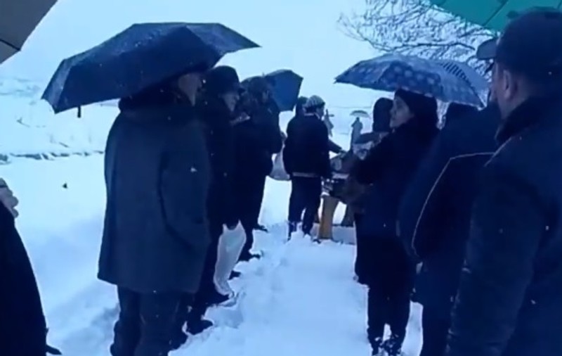 Mort dus pe brațe, într-o comună din Gorj. Drumul spre cimitir era acoperit cu zăpadă / VIDEO