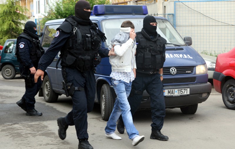 Polițistul BCCO către cel căutat acasă de DIICOT: „Asta e, tu să stai acolo, să stai liniștit ... să vedem pă ce ești acolo, da? Să vedem care-i situația cu tine”