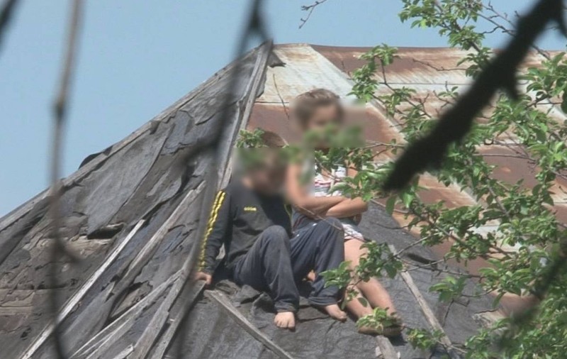 De frica autorităţilor care vroiau să-i ia din familie, doi copii s-au refugiat pe casă!