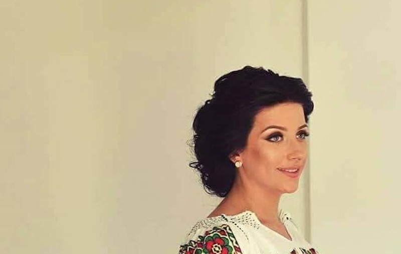 Iulia Martinescu își duce cămășile cusute manual în Cipru și Italia. “În 2018 se poarta ia cu lavandă”