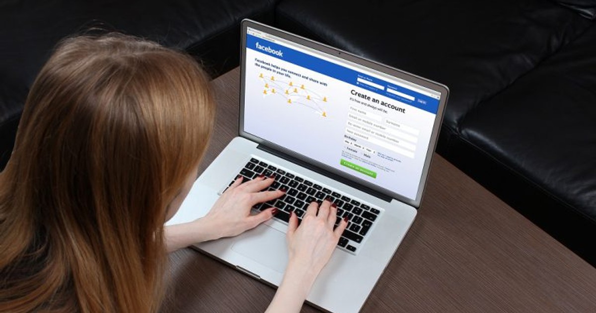 Facebook interzice reclamele care promit leacuri miraculoase pentru coronavirus. Facebook, deschis pe un MacBook