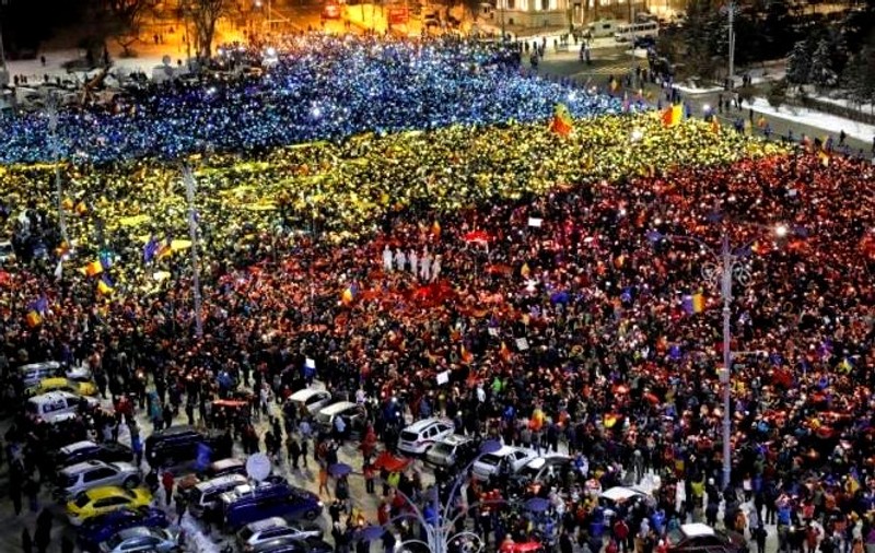 LIVE TEXT/ Mitingul diasporei, în Piața Victoriei. Război total între jandarmi și huligani (FOTO&VIDEO)