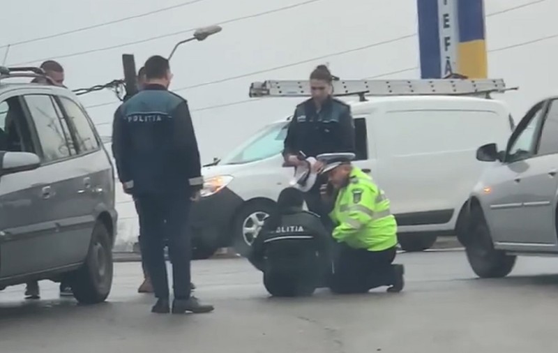 O polițistă care dirija circulația a fost lovită de o mașină, la intrarea în Pitești