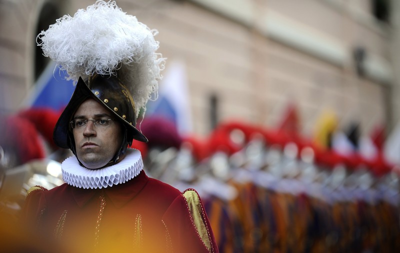 Fostul comandant al Gărzii Elvețiene de la Vatican riscă 10 luni de închisoare, după ce a vrut să îl taie cu drujba pe iubitul mamei fiicei lui