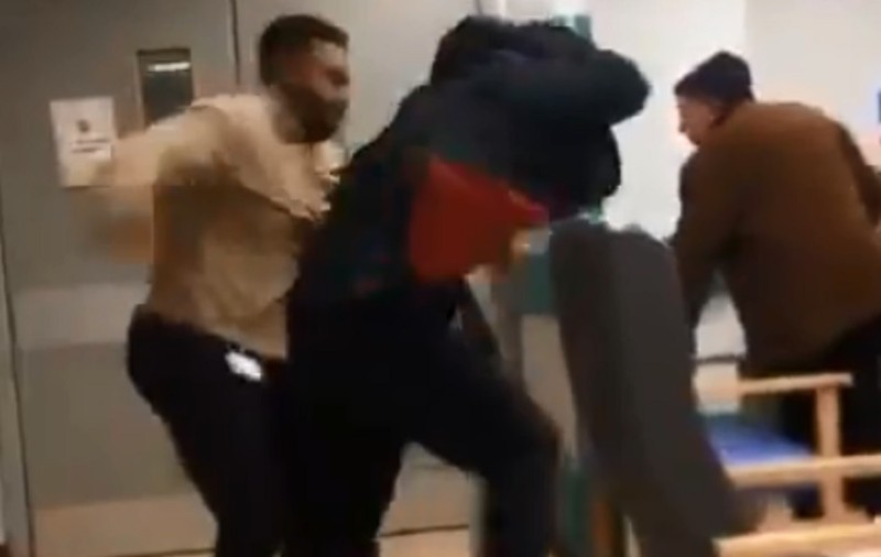 VIDEO | Imagini uluitoare surprinse într-un spital din Londra. Doi bărbați s-au luat la bătaie în sala de așteptare