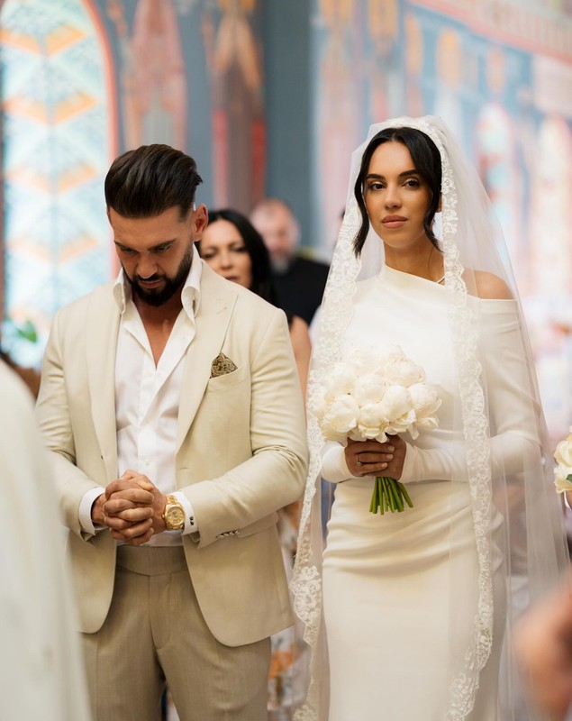 Ce rochie de mireasă a purtat soția lui Dorian Popa pentru cununia religioasă. Imagini emoționante cu cei doi în biserică