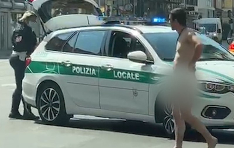 VIDEO / Un bărbat a ieșit dezbrăcat pe stradă, la Milano. Ce le-a spus polițiștilor