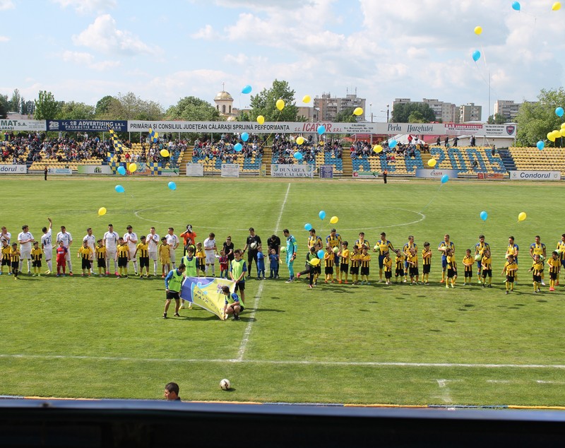 Scandal în Liga 2. Arbitrul de la Dunărea Călărași - Brăila a avut nevoie de scutieri să părăsească stadionul. ”Ne batem cu arbitrii, cu șinele de tren, cu toată lumea!” FOTO