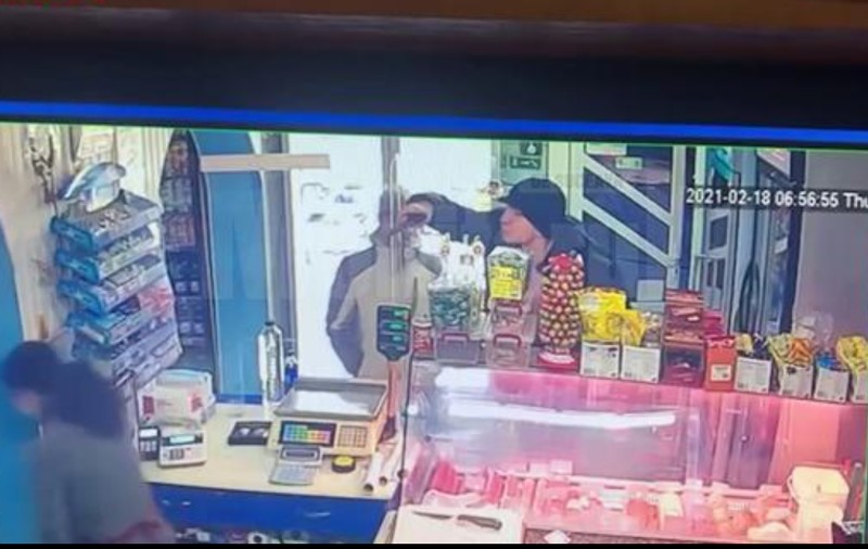 Vânzătoare din Suceava, amenințată cu un pistol de jucărie de un individ care nu a vrut să plătească două iaurturi