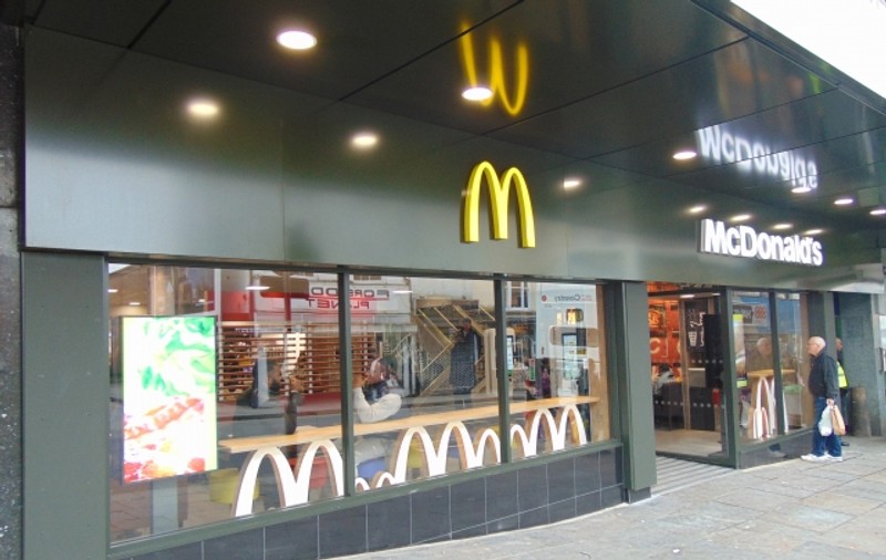 Băiat de 15 ani, împușcat în fața unui restaurant McDonald's din Marea Britanie. Cum s-a petrecut atacul
