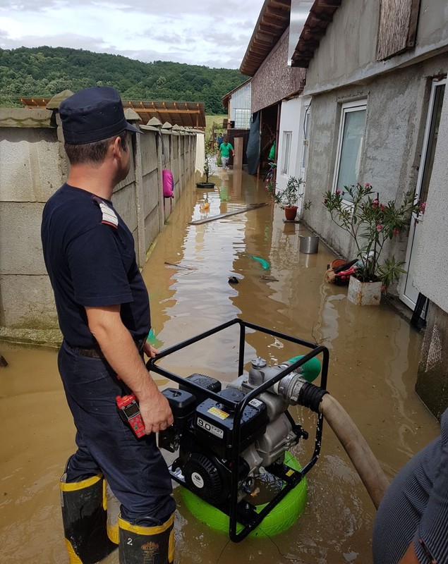 UPDATE/ Cod roșu de inundații în Vâlcea, Gorj și Argeș. Zeci de oameni au fost evacuați din case în Băbeni, Vâlcea