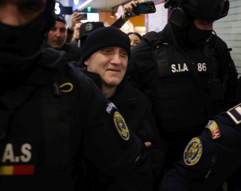 Horațiu Potra a fost adus în România după 9 luni sub escorta Poliției. Este acuzat de tentativă de lovitură de stat alături de Călin Georgescu