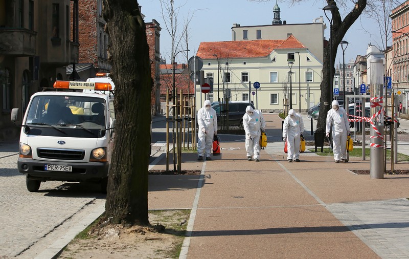 Polonia, comparație cu România: Varșovia anunță relaxarea restricțiilor, își aduce acasă cetățenii și pregătește vot prin corespondență pentru prezidențiale