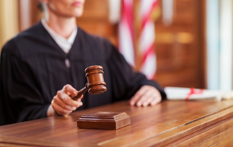 Bărbat din Vaslui obligat de judecători să locuiască în casă cu soția, dar să nu se apropie la mai mult de 5 metri de ea