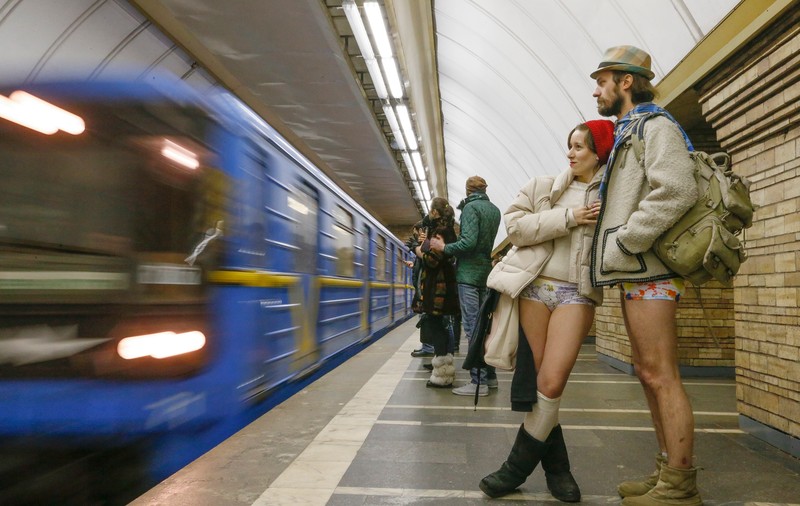 Metrorex RĂSPUNDE bucureștenilor care vor FĂRĂ PANTALONI LA METROU: ”Nu suntem pregătiți ca popor să vedem bărbați și femei în fundul gol”