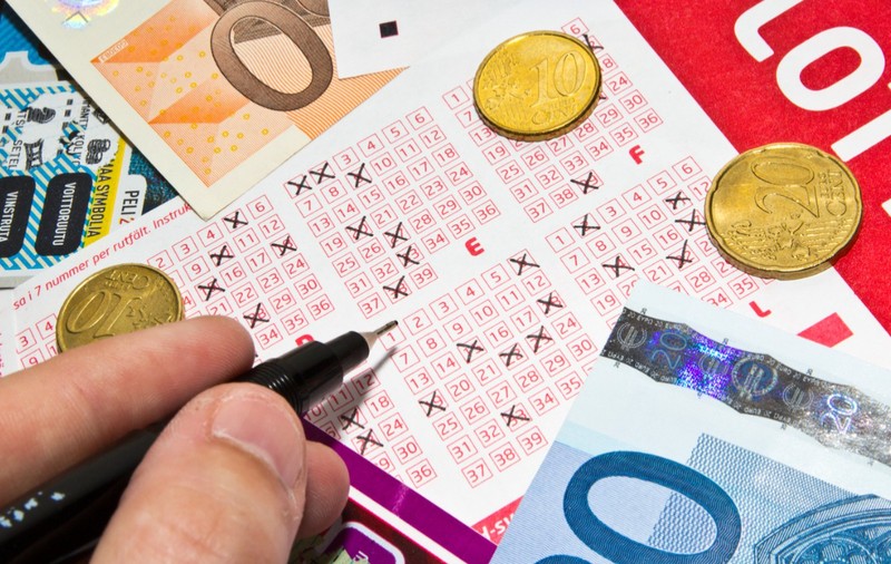 Un bărbat care a câștigat 16 milioane de euro la loteria din Franța, criticat public de un politician pentru că stă într-o locuință socială