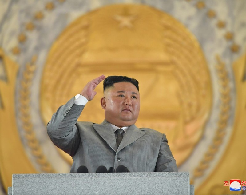 Paradă militară cu surprize în Coreea de Nord. Kim Jong-un a prezentat o rachetă balistică uriașă
