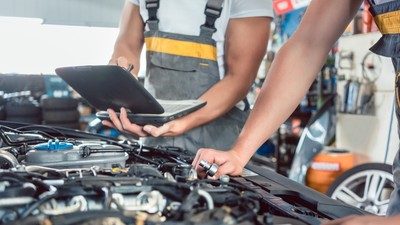 Mecanici care verifică o maşină