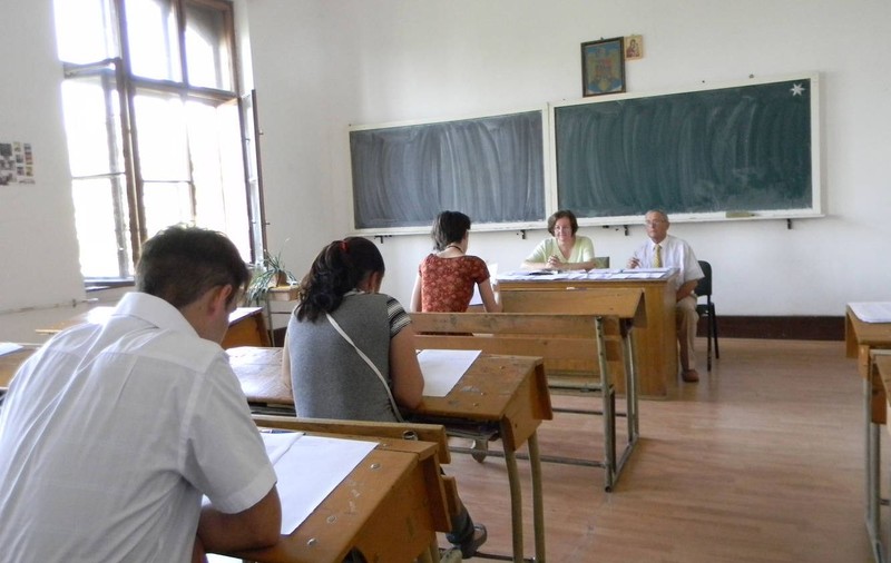 BACALAUREAT 2015 | 108 elevi din Ştei au picat BAC-ul după ce au copiat cu ajutorul profesorilor