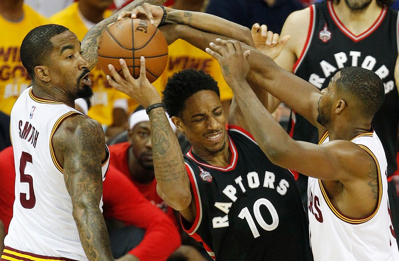 epa05329334 Cleveland Cavaliers guard J.R. Smith (L) and Cleveland Cavaliers center Tristan Thompson of Canada (R) trap Toronto Raptors guard DeMar DeRozan (C) during the first half of the NBA Eastern Conference finals basketball game five between the Toronto Raptors and the Cleveland Cavaliers at the Quicken Loans Arena in Cleveland, Ohio, USA, 25 May 2016. EPA/DAVID MAXWELL CORBIS OUT