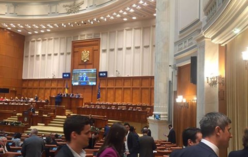 UPDATE. Gesturi obscene, în Parlament: Bacalbașa către o deputată: Dă cu labele! Aluzii la viol și rozete; Reacția lui Liviu Dragnea