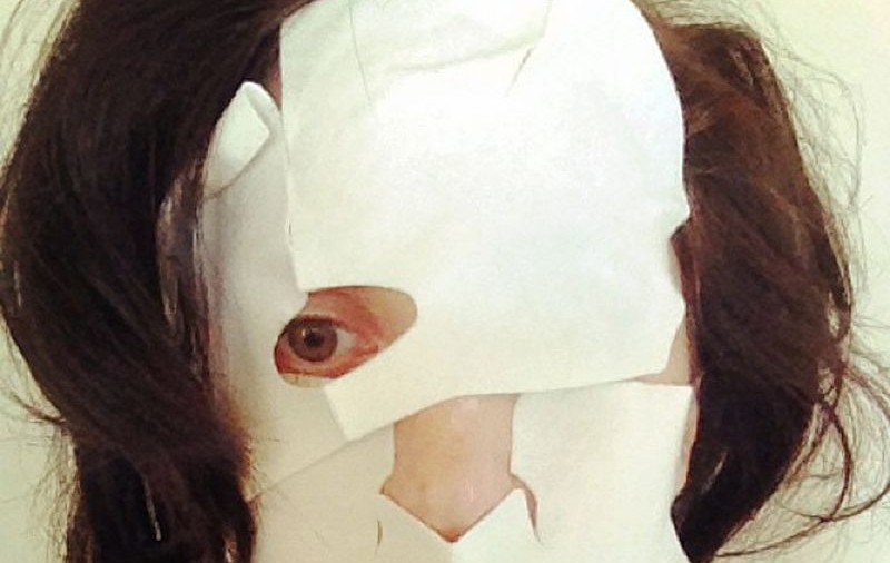O excentrică artistă, cu faţa acoperită de bandaje