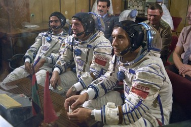 Echipajul navei spațiale Soyuz TM-6 (de la stânga la dreapta): Cosmonautul-cercetător Abdul Akhad Momand (Republica Afganistan), pilotul-cosmonaut al URSS, de două ori “Erou al Uniunii Sovietice”, Vladimir Afanasievici Liakov, medicul Valeri Vladimirovici Poliakov, înainte de a pleca în spațiu, după verificarea finală a costumelor lor spațiale, 29 august 1988 | Foto: Profimedia Images