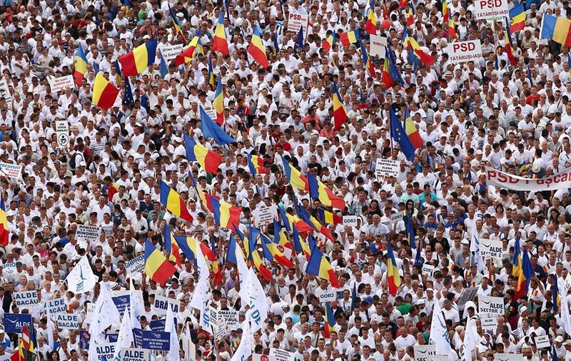 FOTO&VIDEO / Cum s-a desfăşurat mitingul PSD. Peste 100.000 de oameni au umplut Piaţa Victoriei