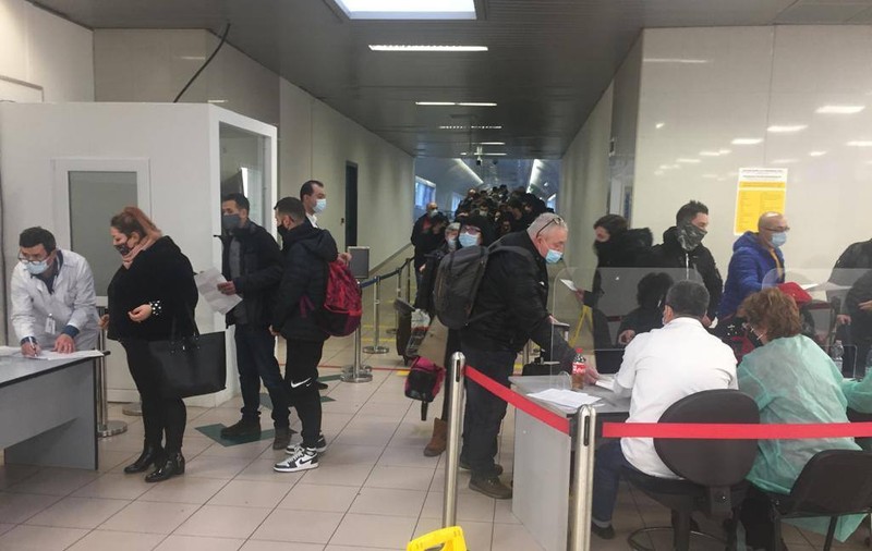 VIDEO | Aeroportul Otopeni, plin cu românii care au prins ultimele curse dinspre Marea Britanie, înainte de suspendarea zborurilor