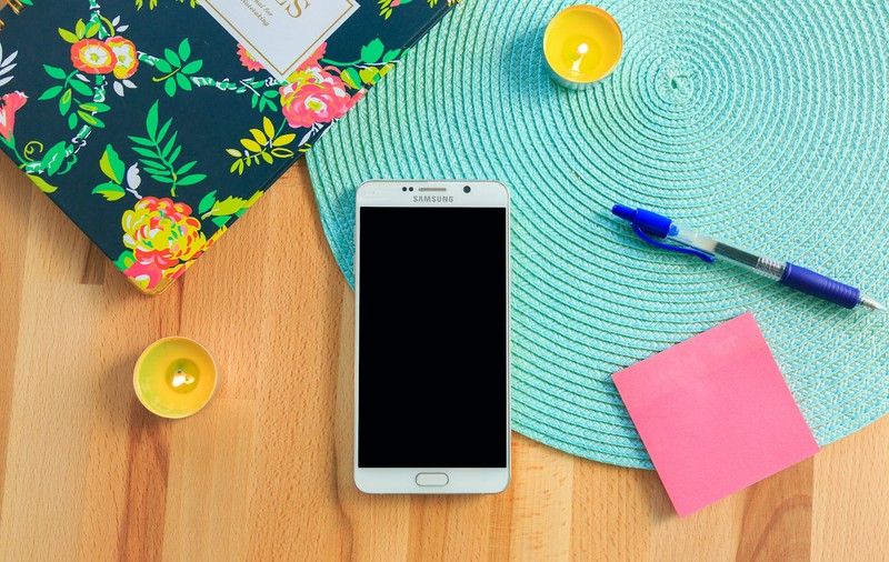 Călătorii fără griji: 6 gadgeturi și accesorii utile pentru telefonul tău atunci când pleci în vacanță
