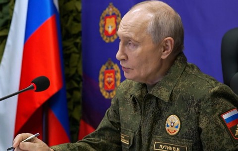 Vladimir Putin, în noi imagini de propagandă precum că ar ține situația militară sub control Sursa foto: Profimedia