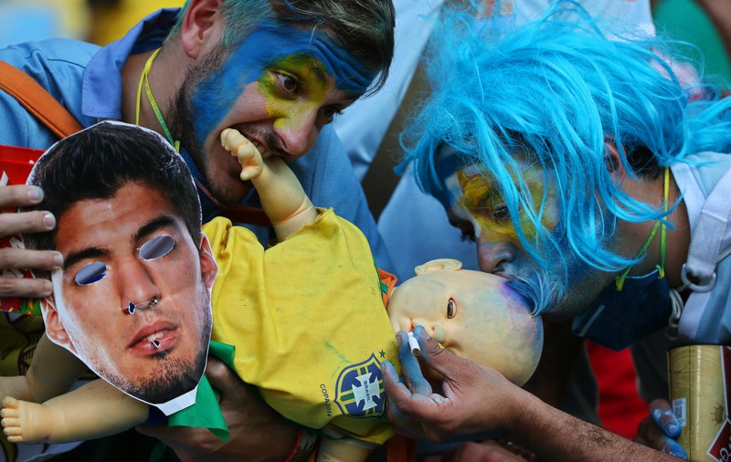 Suarez a făcut prozeliţi. Fanii din Uruguay au încercat să-şi sperie rivalii