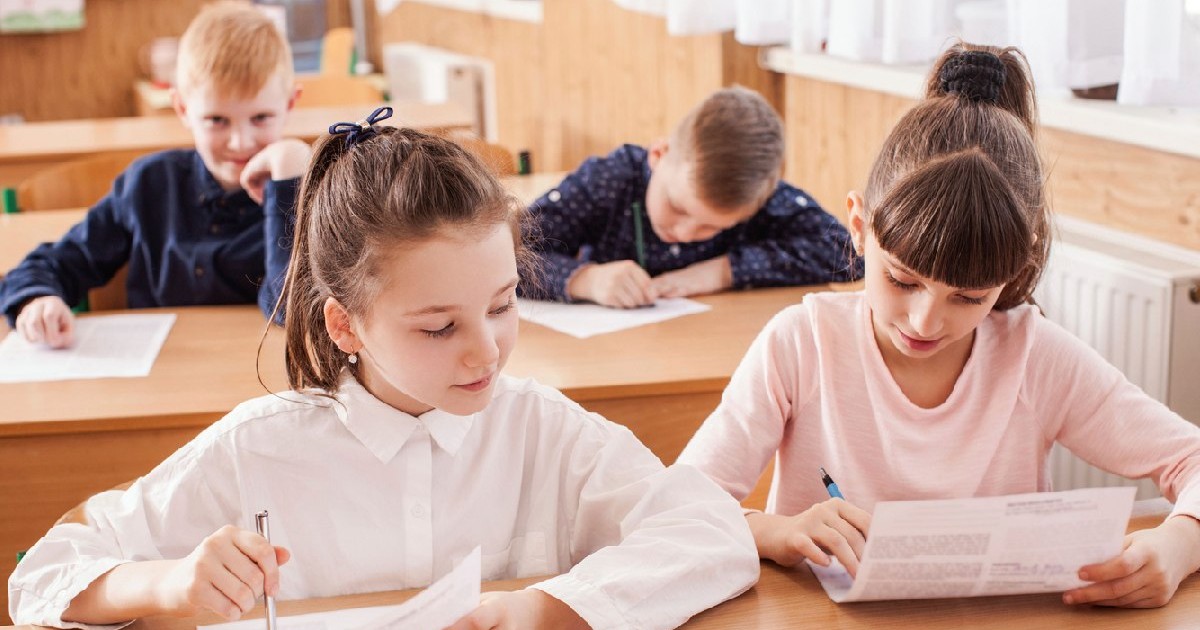 Copii de școală primară care susțin un test școlar