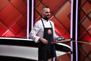 Adrian Stroe a primti cuțitul de aur de la Cătălin Scărlătescu