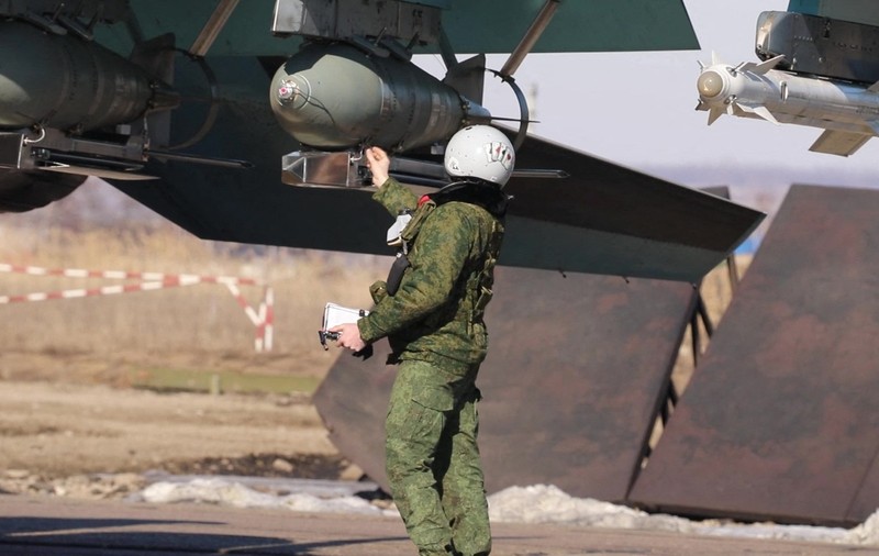 Noua bombă ghidată a Rusiei înclină balanța pe linia frontului. „E un iad. Nu toți băieții noștri rezistă”